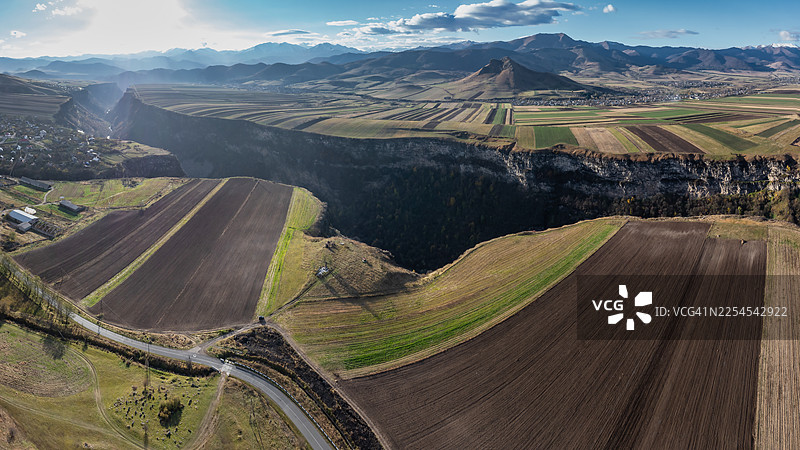 亚美尼亚洛里省农田和峡谷景观的鸟瞰图——午日阳光下的拼布田野。图片素材