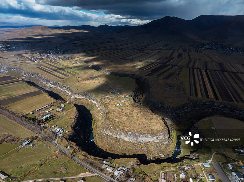 俯瞰亚美尼亚洛里省的侵蚀峡谷和农田，展示了河流、悬崖和乡村村庄。图片素材