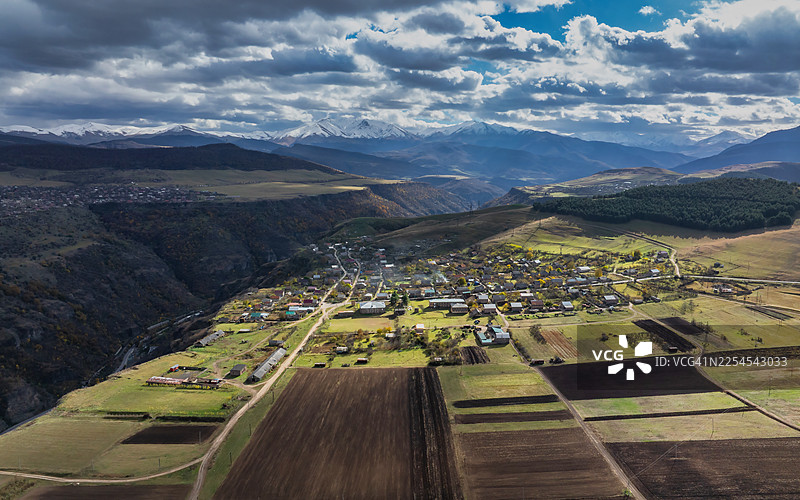 亚美尼亚洛里省附近侵蚀峡谷和农田的鸟瞰图，展示了河流、悬崖和乡村村庄。图片素材