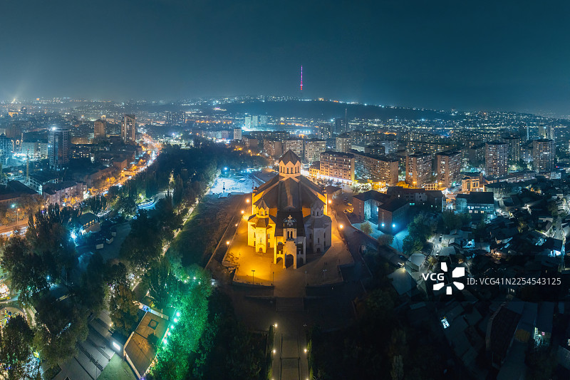 夜幕下的圣格里高利启蒙者大教堂温暖地闪耀着光芒，作为一座宏伟的精神灯塔，矗立在亚美尼亚充满活力的首都埃里温上空。图片素材