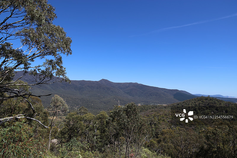从吉布拉尔塔峰（廷宾比拉自然保护区，堪培拉，澳大利亚首都领地，澳大利亚）看廷宾比拉山脉和更大的布林迪贝拉山脉的景色图片素材