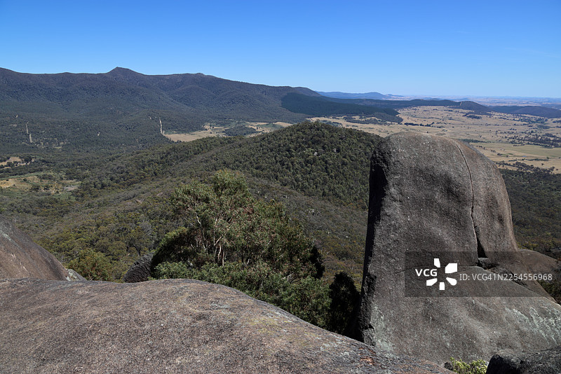 从吉布拉尔塔峰（蒂德宾比拉自然保护区，堪培拉，澳大利亚首都直辖区，澳大利亚）看到的布林达贝拉山脉和帕迪斯河区（位于干旱平原上）的景色图片素材