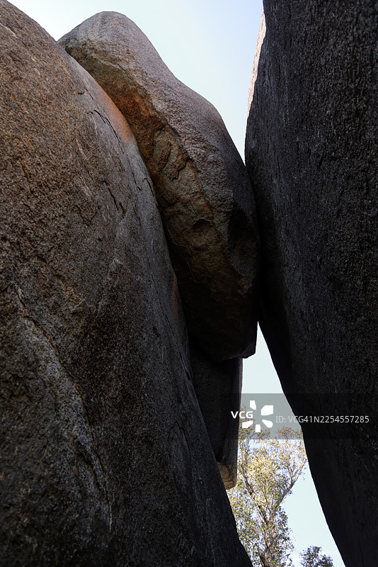 澳大利亚首都堪培拉蒂德宾比拉自然保护区直布罗陀峰的花岗岩巨石与地貌图片素材