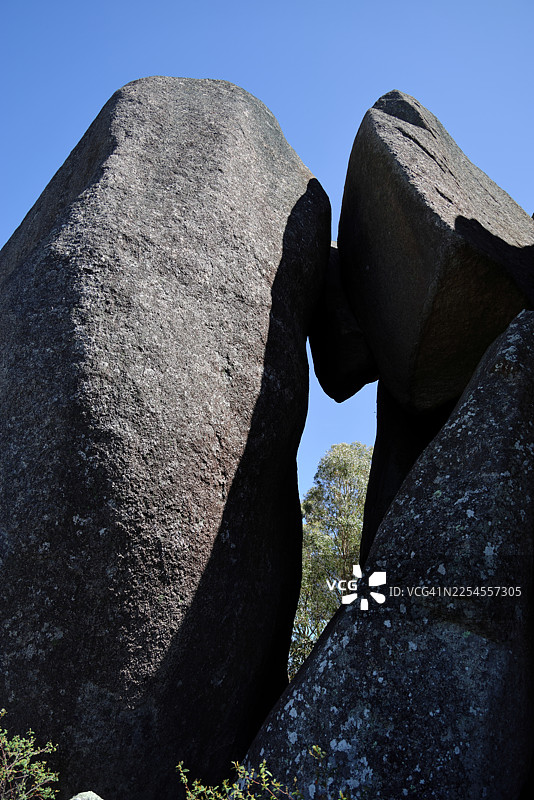 澳大利亚首都直辖区堪培拉蒂德宾比拉自然保护区吉布拉尔特峰的花岗岩巨石和地貌图片素材