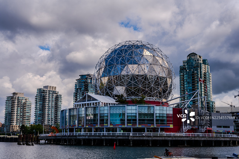 科学世界 the geodesic dome with waterfront and high-rise buildings图片素材
