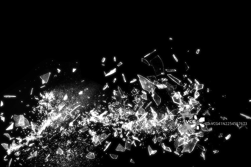 黑色背景上的碎玻璃，细致地展示了破碎玻璃的抽象纹理。这张图片非常适合用作背景、纹理或抽象艺术项目。图片素材