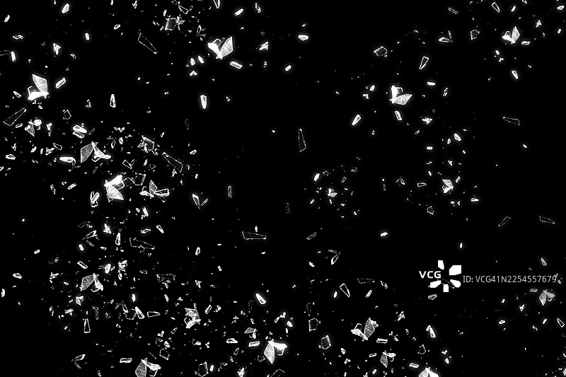 黑色背景上的碎玻璃，细节丰富地展示了碎裂玻璃的抽象纹理。该图像非常适合用作背景、纹理或抽象艺术项目。图片素材