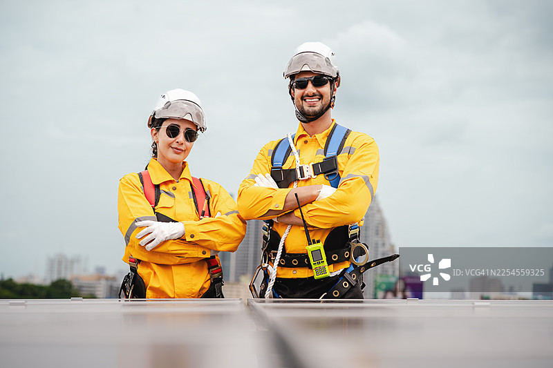 自信的太阳能技术人员站在屋顶上图片素材