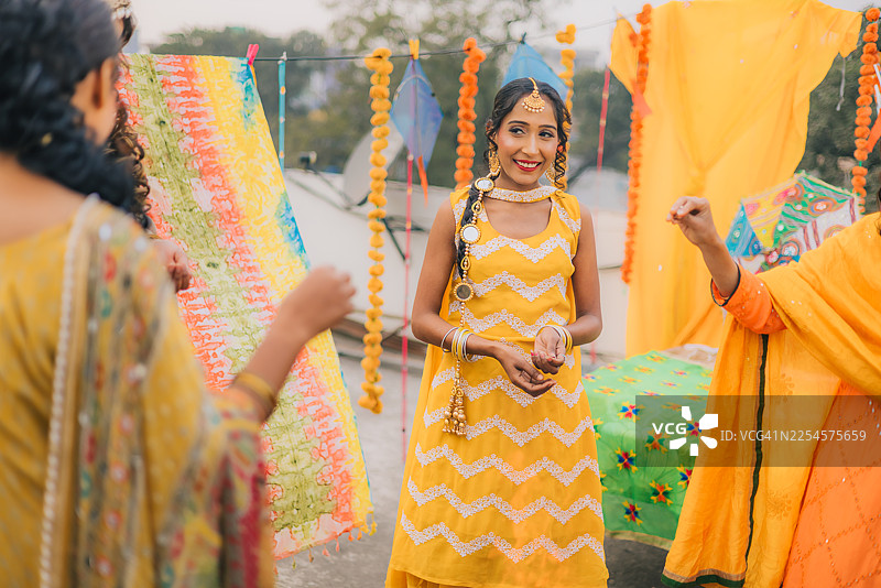 旁遮普妇女身着鲜艳民族服饰庆祝洛里篝火晚会图片素材