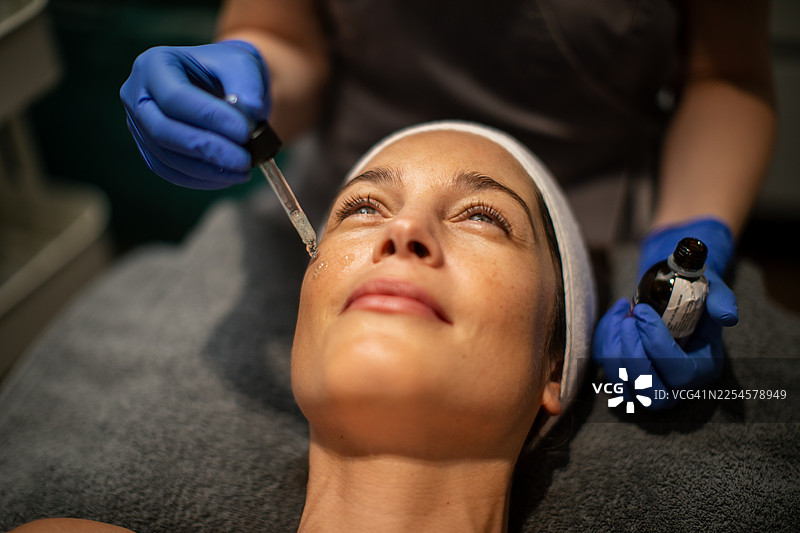 美容水疗中心敷面膜图片素材