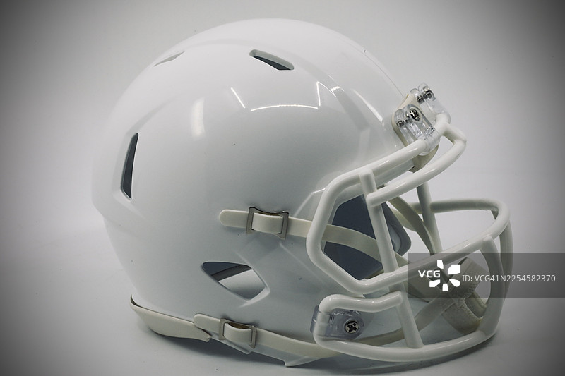 全白橄榄球头盔图片素材