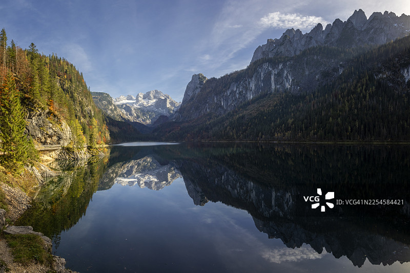 奥地利阿尔卑斯山脉的戈绍湖。靠近达赫斯坦山脉的奥地利高山秋景图片素材