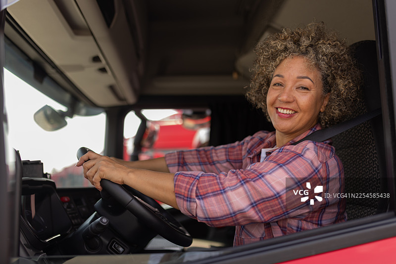 女卡车司机在工作间隙看向镜头图片素材
