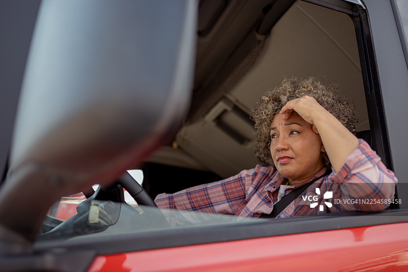 女卡车司机在驾驶室里头痛图片素材
