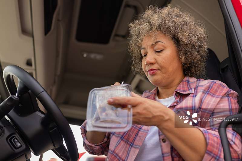 女卡车司机在休息站停车用餐图片素材