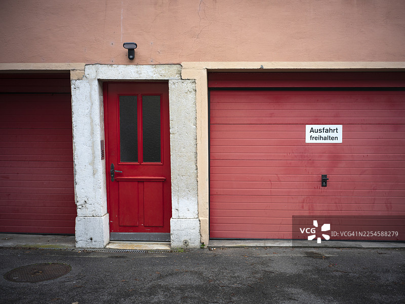 建筑外观和关闭的门图片素材