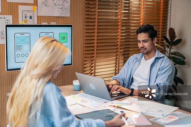 UX UI设计师们正在讨论和集思广益，为网站和移动应用程序原型制作线框图图片素材