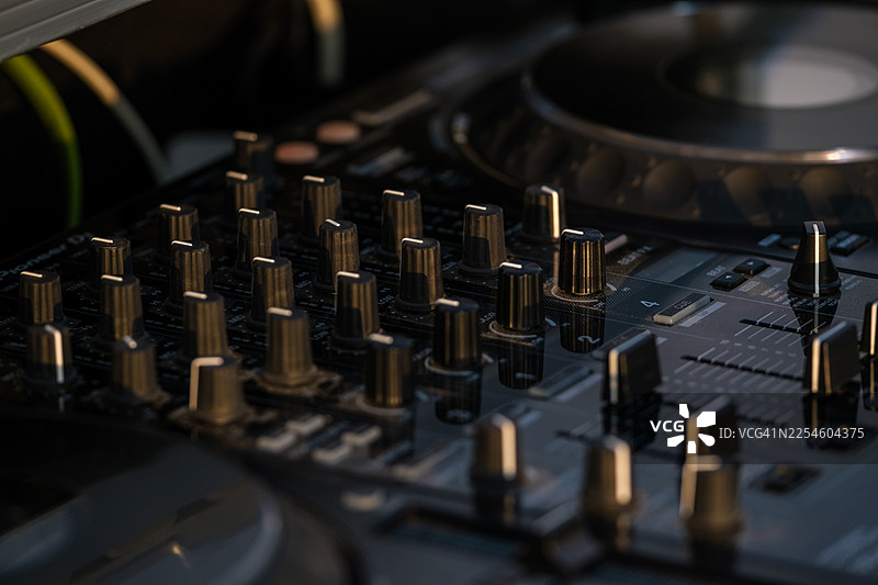 专业DJ混音台，带有旋钮和推子图片素材