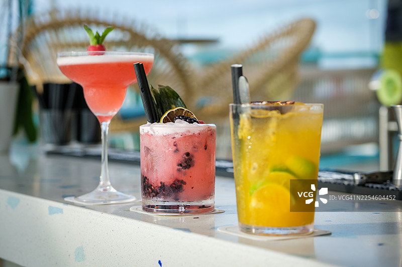 海边吧台上的清爽夏日鸡尾酒图片素材