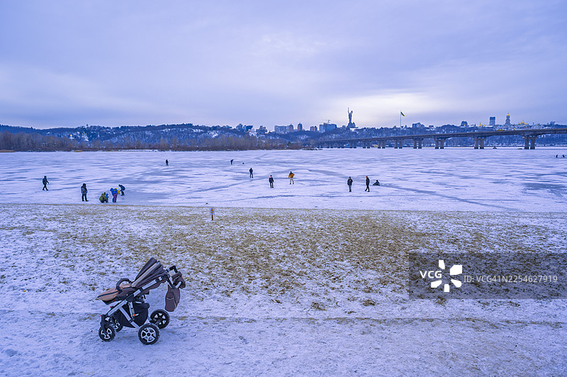 冬季基辅，人们在冰封的第聂伯河上享受乐趣图片素材