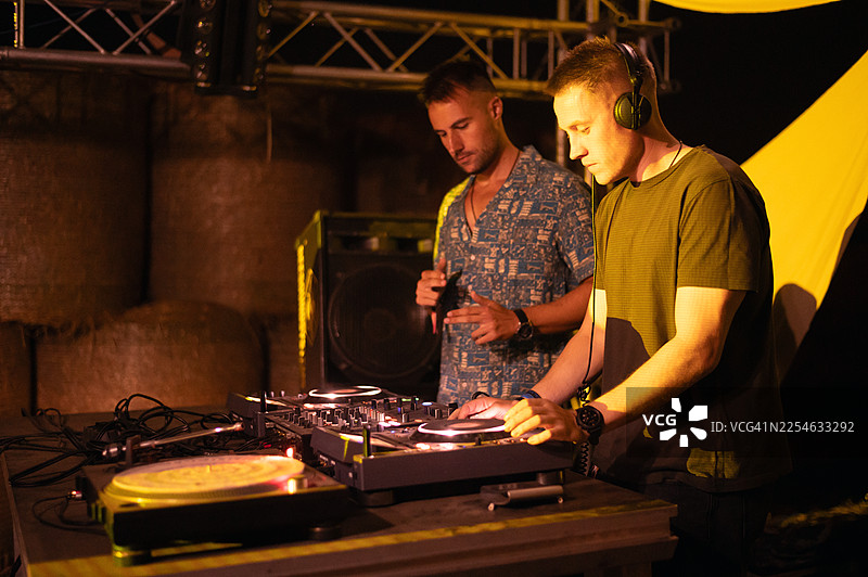 在夏夜音乐会上，两位DJ正在演奏电子舞曲图片素材