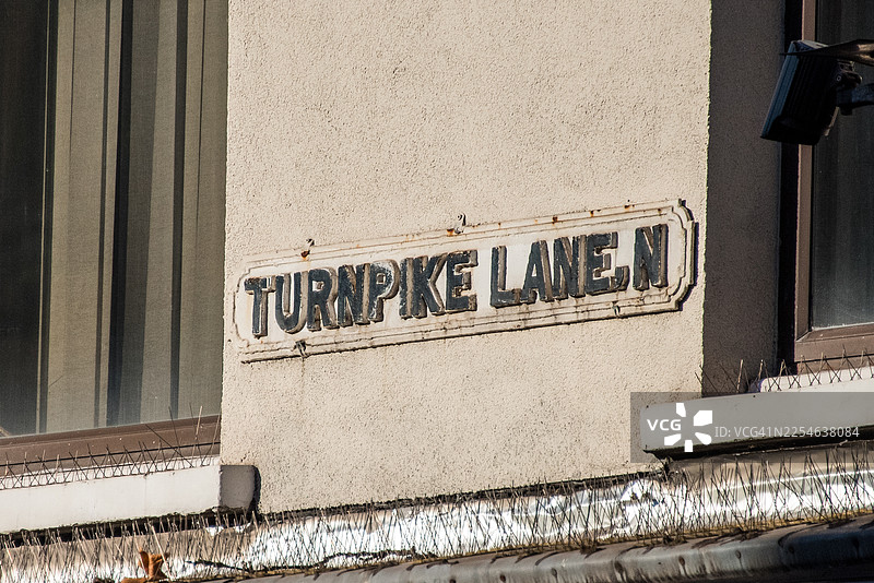 建筑角落的复古收费公路车道街牌图片素材