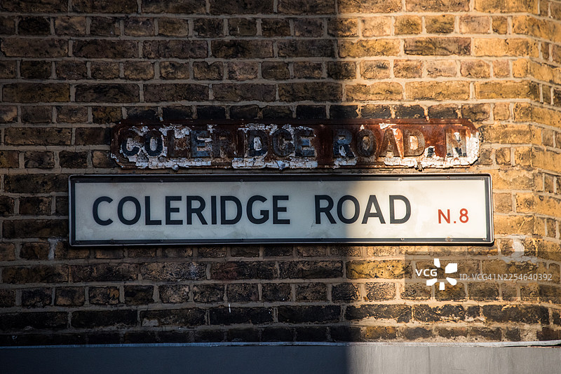 科尔里奇路N.8号街道标志位于砖墙上图片素材