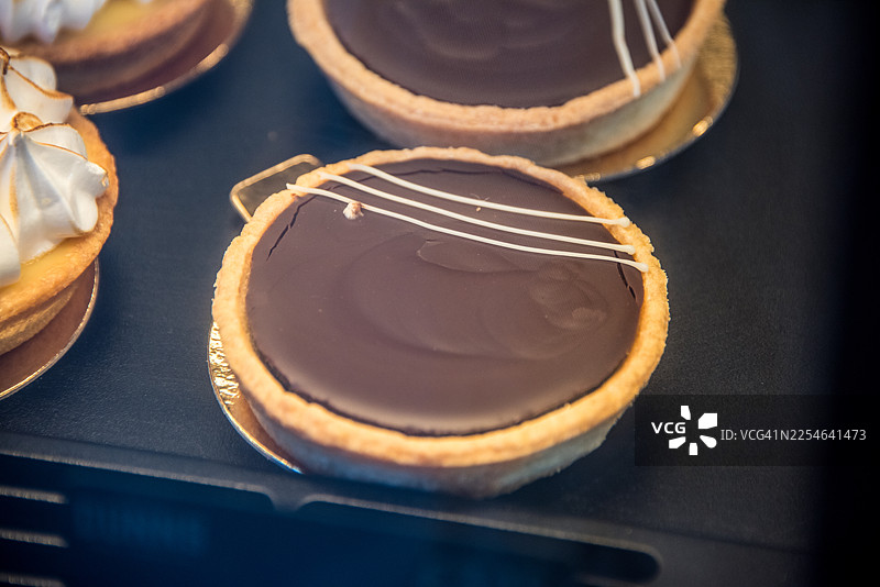巧克力甘纳许挞在面包店图片素材