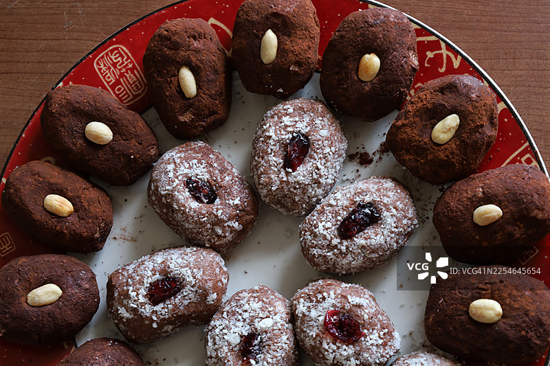 自制巧克力椰蓉松露糖图片素材