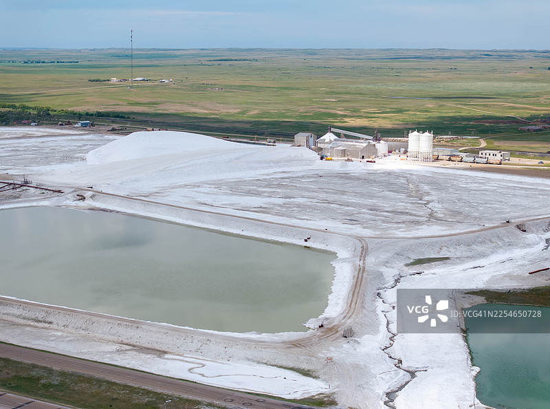 从空中俯瞰萨斯喀彻温省查普林湖的硫酸钠矿盐田图片素材