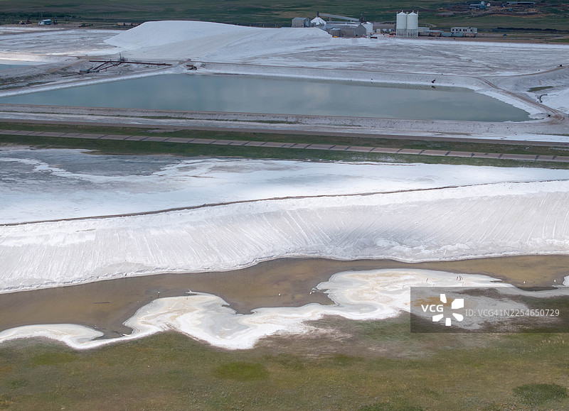 从空中俯瞰萨斯喀彻温省查普林湖的硫酸钠矿盐田图片素材