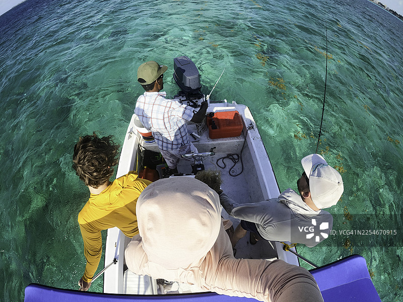 家庭在伯利兹度假，浮潜，有青少年和幼儿。图片素材