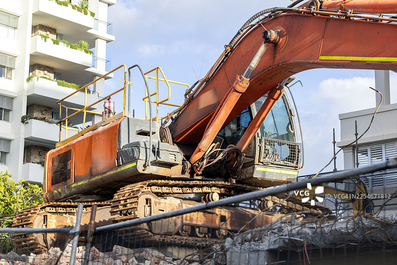 特写：拆迁工地的挖掘机，背景有复制空间图片素材