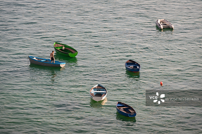 奥赫里德湖畔停泊的船只，北马其顿奥赫里德图片素材