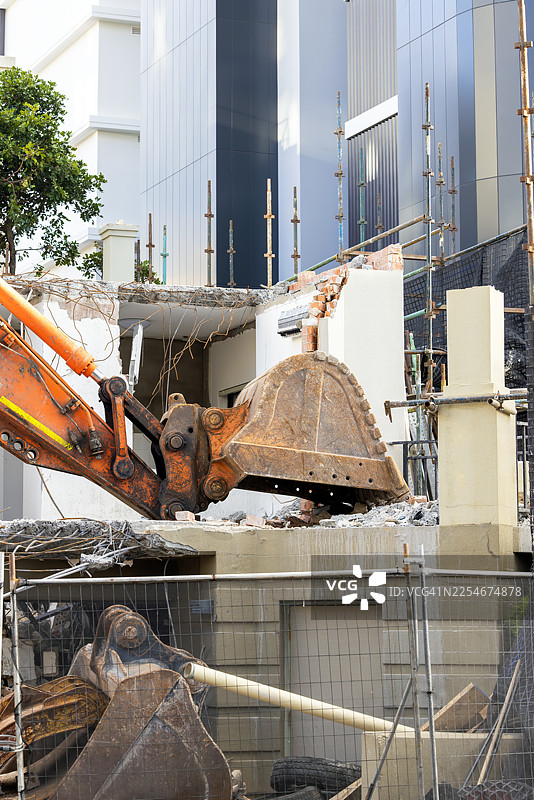 近距离特写拆除工地的挖掘机铲斗，侧面视图，背景带有复制空间图片素材
