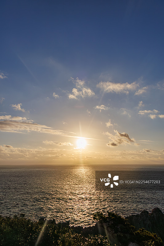 日出海景。从权现山瞭望台看到的伊豆群岛的美丽海景。海上可以看到新岛和神津岛。还可以看到载有乘用车的货船和渔船。越过白色的石灰岩悬崖图片素材