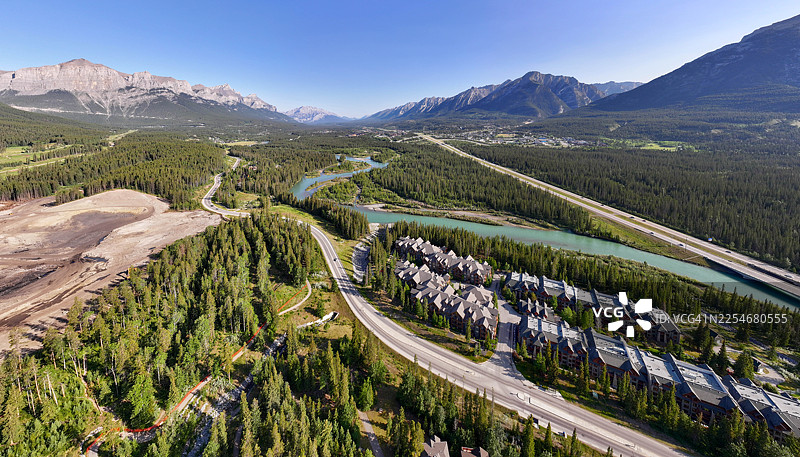 加拿大班夫附近坎莫尔三姐妹山峰和三姐妹山村的鸟瞰图。图片素材
