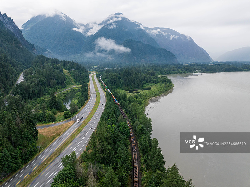 一列长长的货运火车驶过不列颠哥伦比亚省希望镇的乡村图片素材