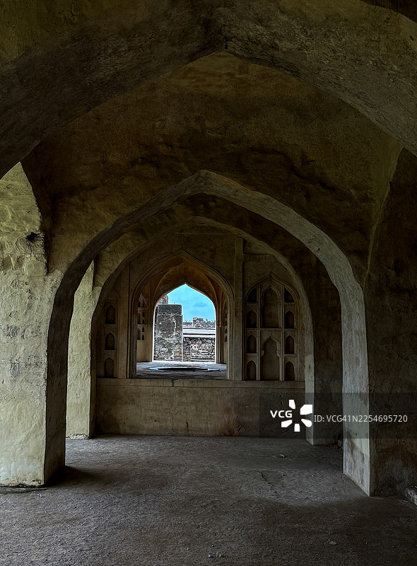 印度一座古老石头建筑的拱形走廊和敞开的窗户，可俯瞰天空图片素材