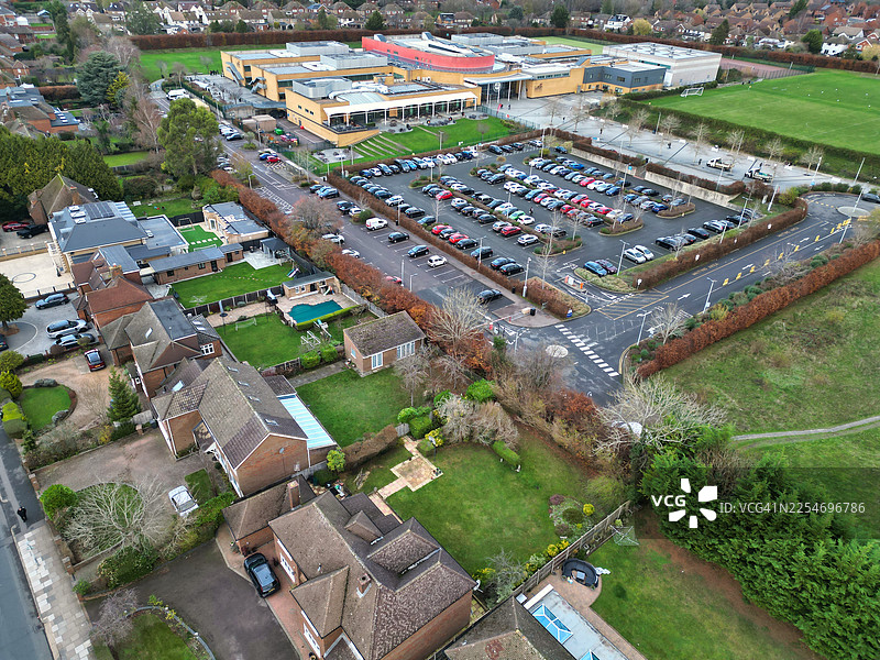 白天城市高角度空中视角，住宅区、教学楼、停车场和绿地，英国卢顿，旧贝德福德路图片素材