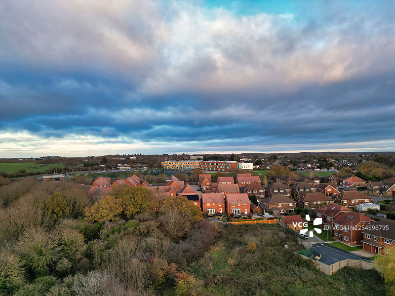 俯瞰住宅和葱郁绿植的城镇景观，天空戏剧性十足，英国卢顿，诺尔山图片素材