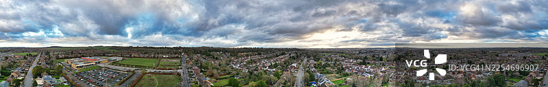英国卢顿市老贝德福德路郊区全景航拍图，包含房屋、道路和绿地，天空布满戏剧性的云彩图片素材