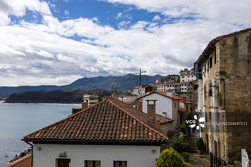 俯瞰西班牙科隆加拉斯特雷斯迷人的海滨小镇，传统建筑与大海在多云天空下图片素材