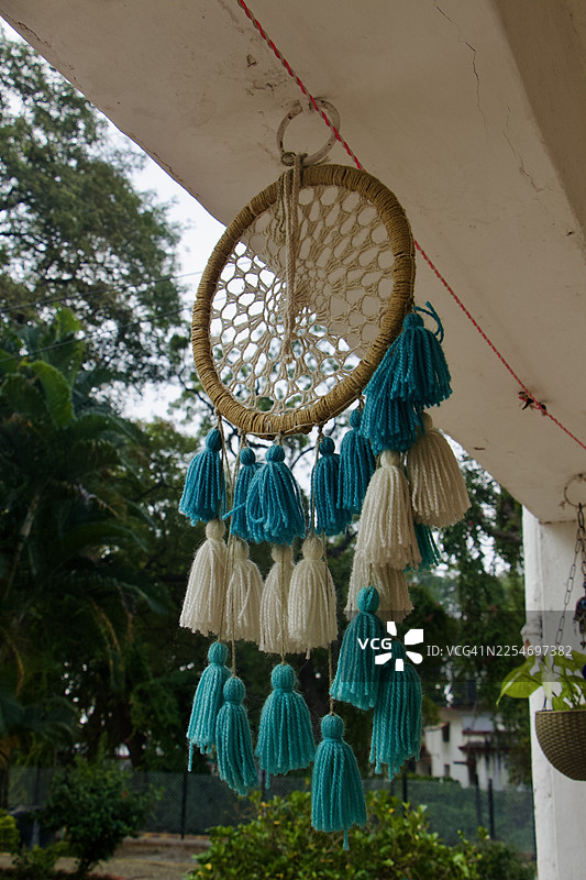 手工制作的捕梦网，带有蓝白流苏，悬挂在户外图片素材