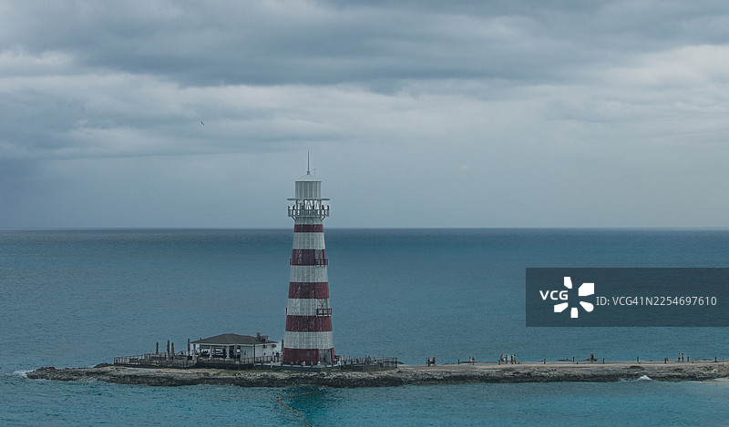 巴哈马海洋岛上一座灯塔，天空多云，地点：海洋岛图片素材