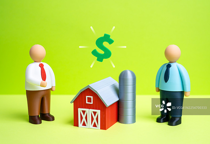 代表房地产或物业投资的玩偶、农舍模型和美元符号图片素材