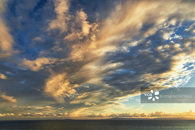 美国卡平特里亚，海洋上方的壮丽日落天空和鲜艳的云彩图片素材