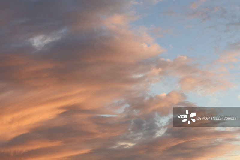 日落时分，美国加州卡平特里亚充满活力的多云天空，戏剧性的低角度视角图片素材
