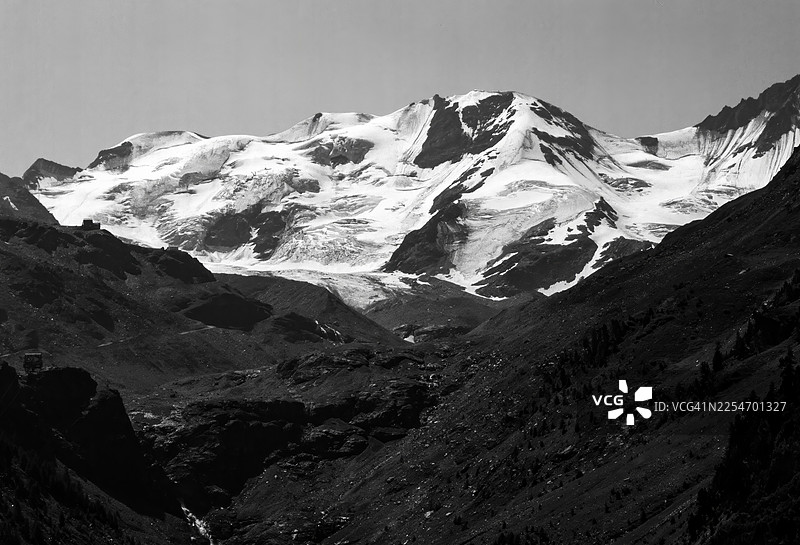 意大利斯泰尔维奥，索尔达州道，雪山晴空风景图片素材