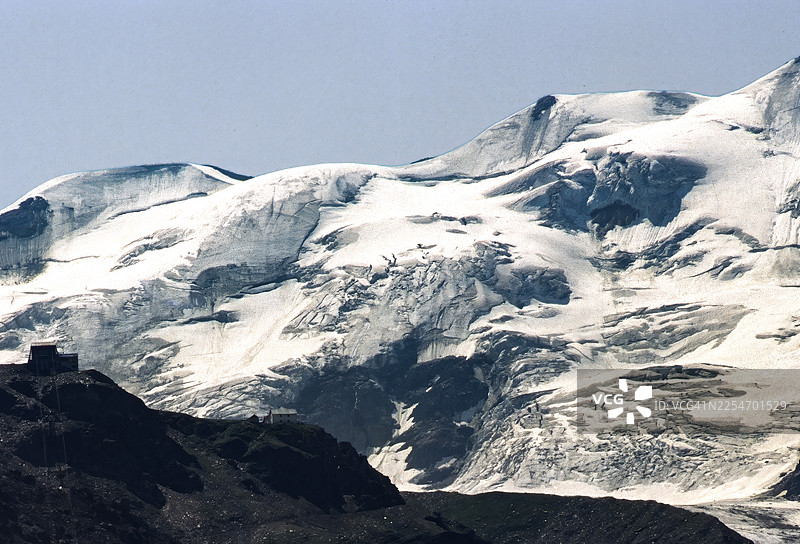 晴朗天空下的雄伟雪山和冰川，意大利斯泰尔维奥山口图片素材
